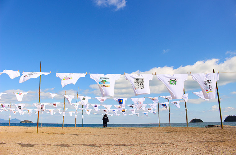 【さぬき】第2回「すなはまフェスティバル」開催！津田の海辺でＴシャツアートがヒラヒラ泳ぐ