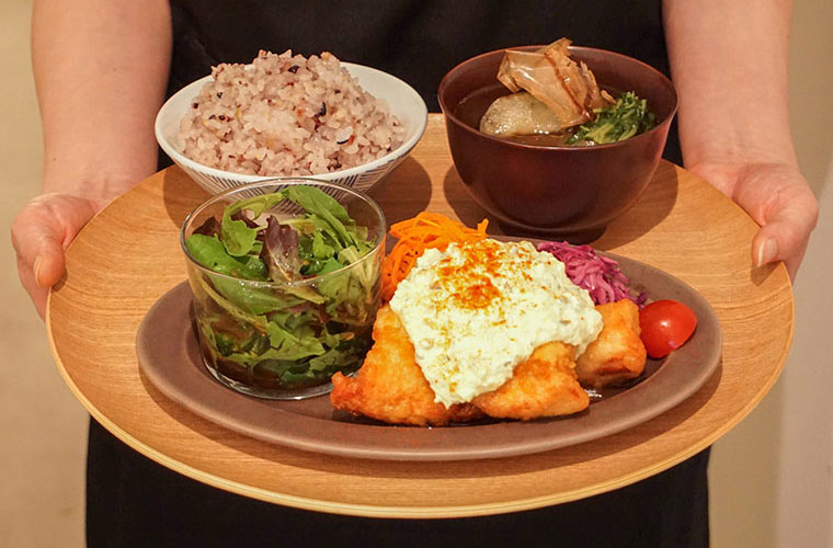 【高松】「TORI TORI KITCHEN」色鮮やかな副菜と揚げたてのからあげランチ