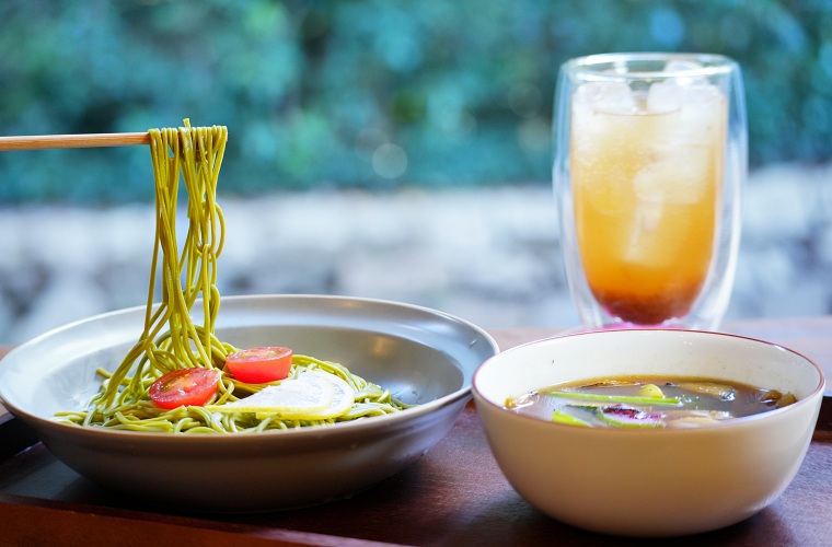 【高松】「青春のおそばやさん ＋－(たすひく)」で野菜たっぷりの茶そば＆カフェタイムを